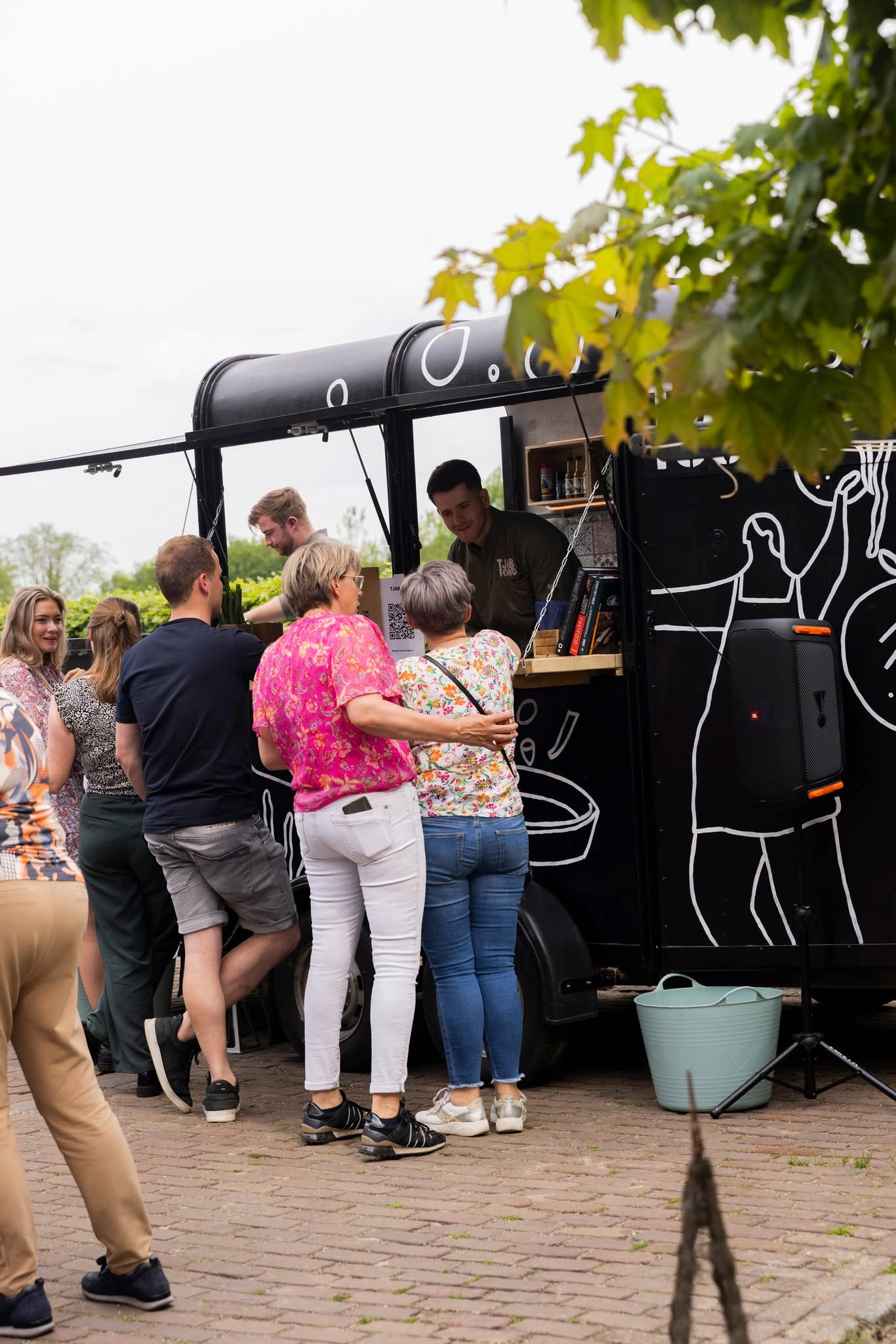 Gasten bestellen bij de foodtruck van Schaft Le pot in Uden
