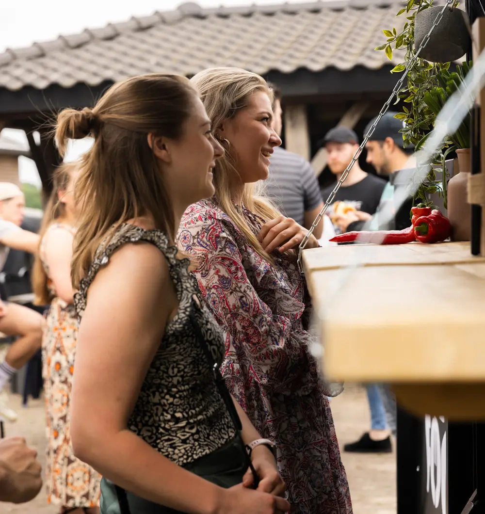 Gasten genieten van catering op locatie in Uden