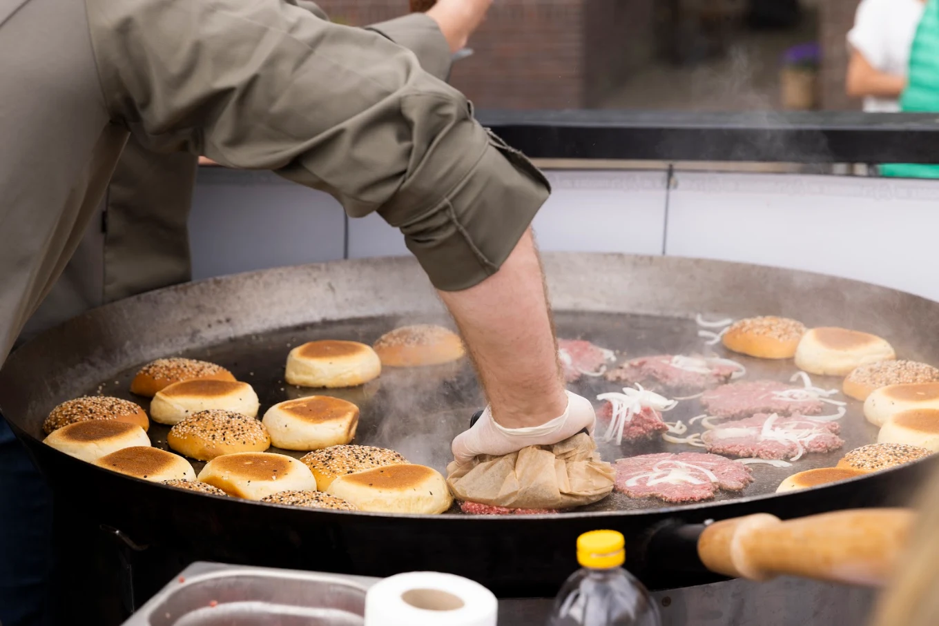 Smash burgers gebakken op de hete plancha