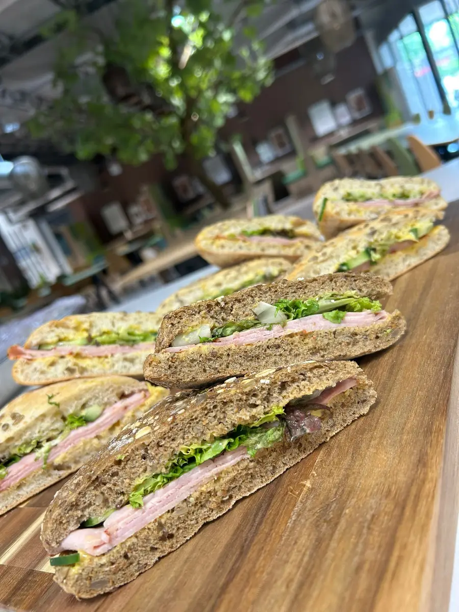 Verse lunchbroodjes met ham en frisse groenten