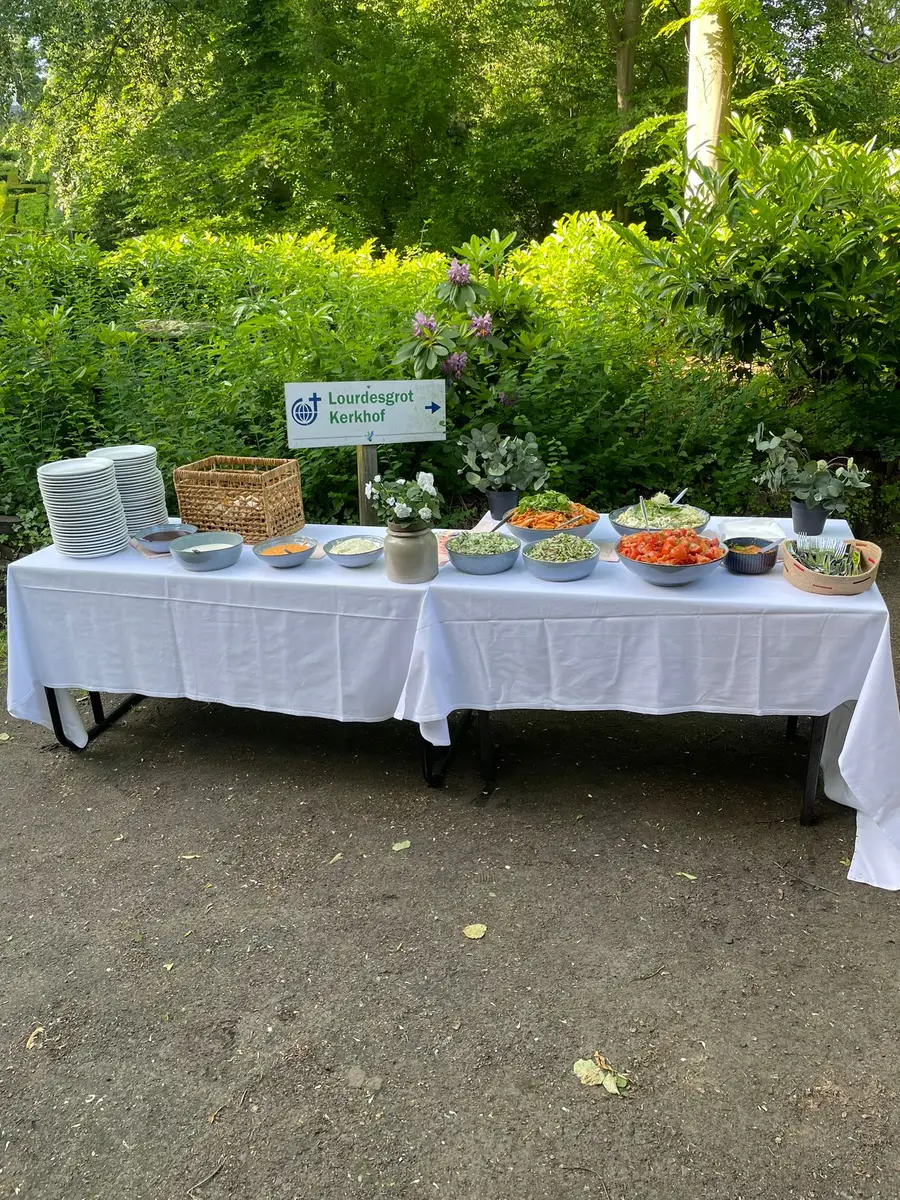 Buffet met schalen en broodmand opgesteld op locatie