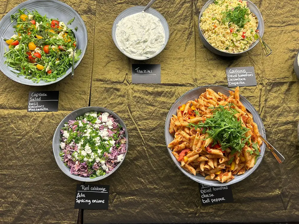 Saladebar met caprese, tzatziki, couscous en pastasalade op het buffet