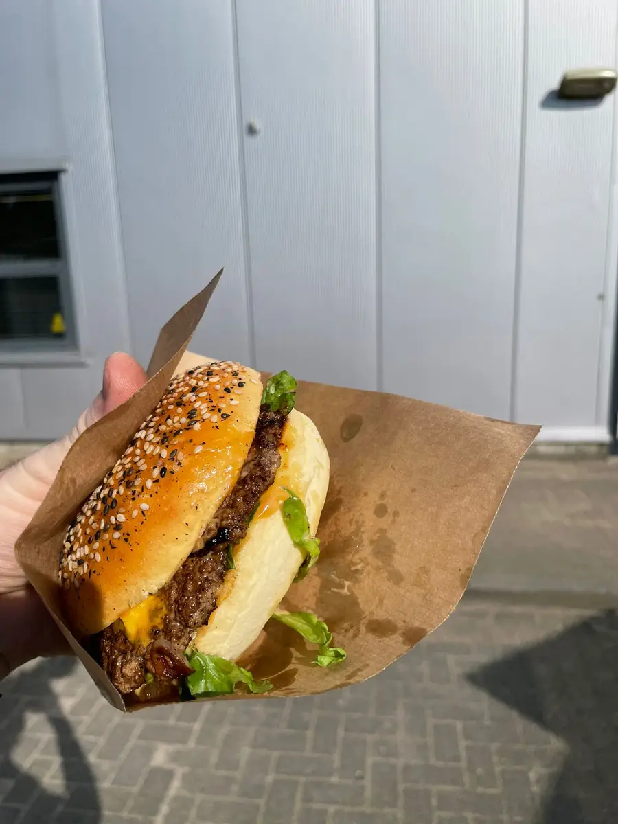Smash burger vers uit de foodtruck in de hand