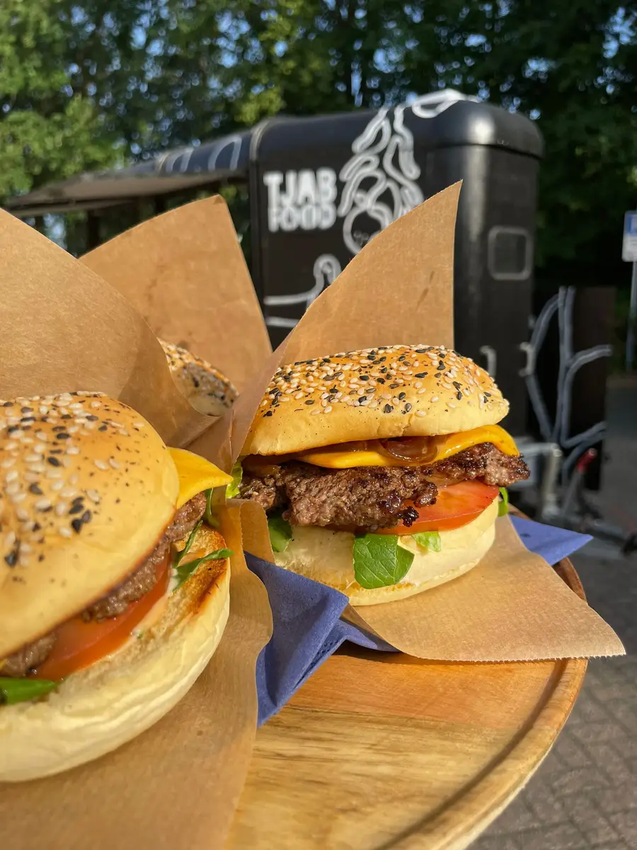 Twee smash burgers vers geserveerd bij de foodtruck