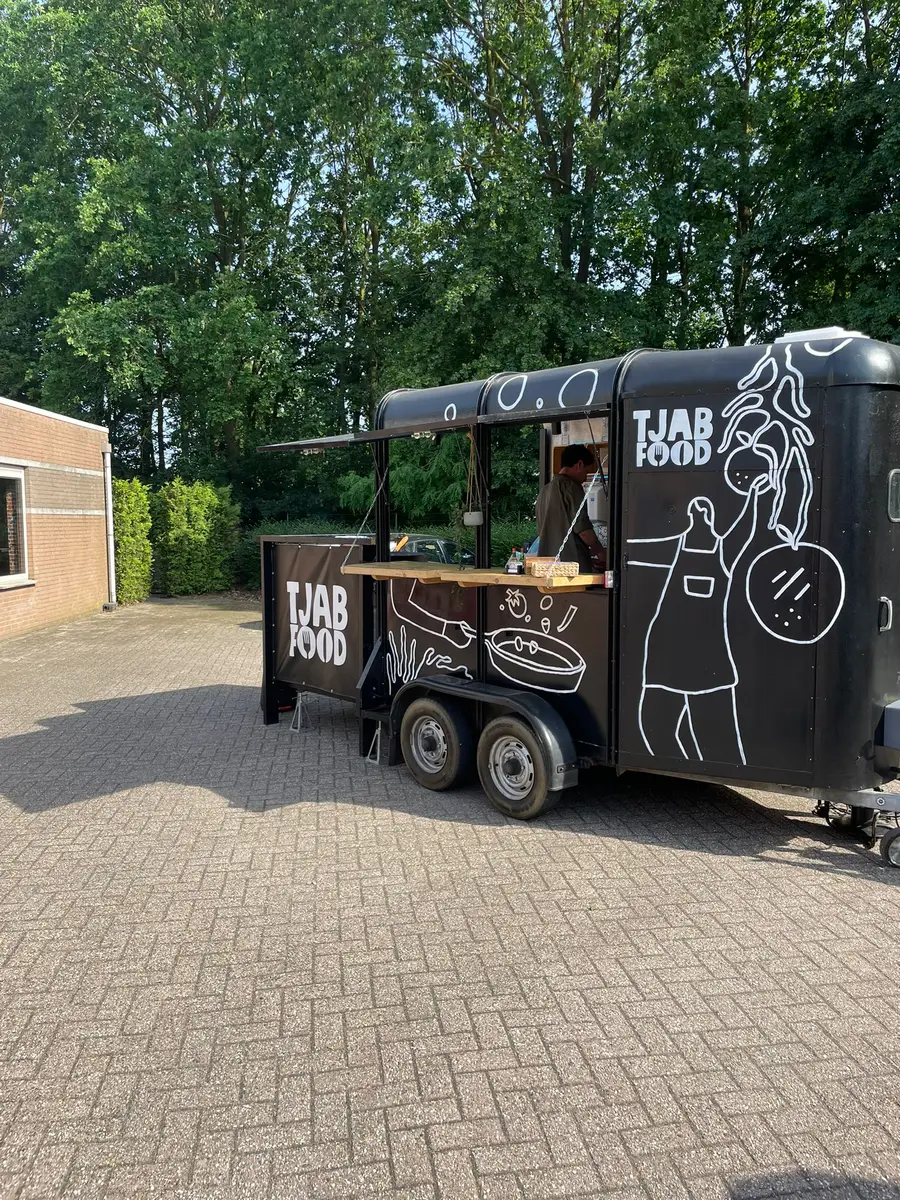 Onze foodtruck in bedrijf tijdens een event