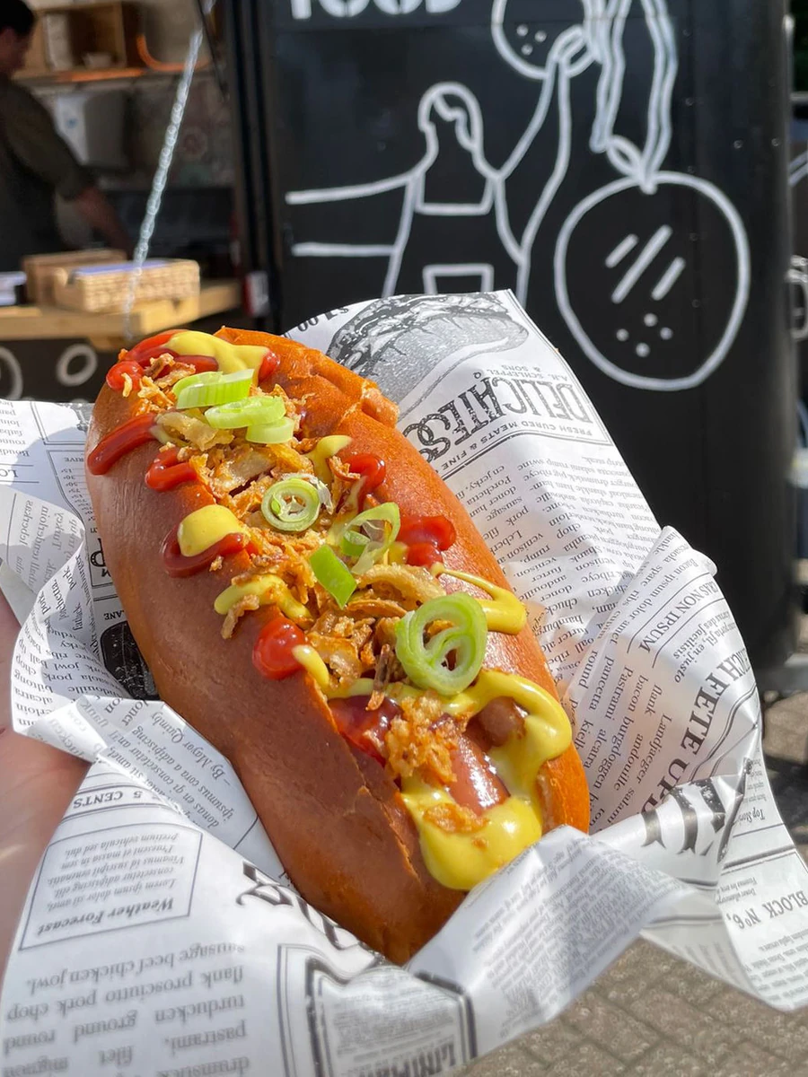 Hotdog met crispy uitjes en lente-ui bij de foodtruck