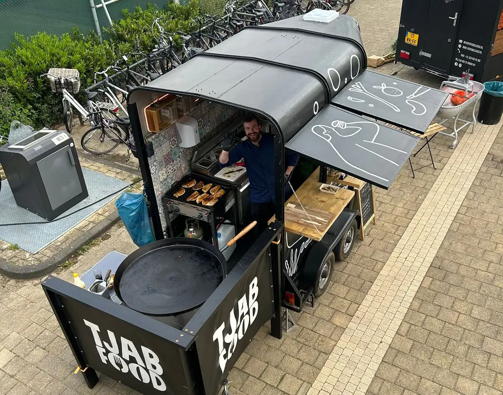 De kookopstelling van de foodtruck op de Streetfood BBQ