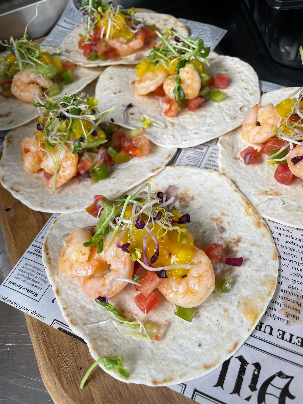 Garnalentaco's met mango salsa als walking-dinnergang
