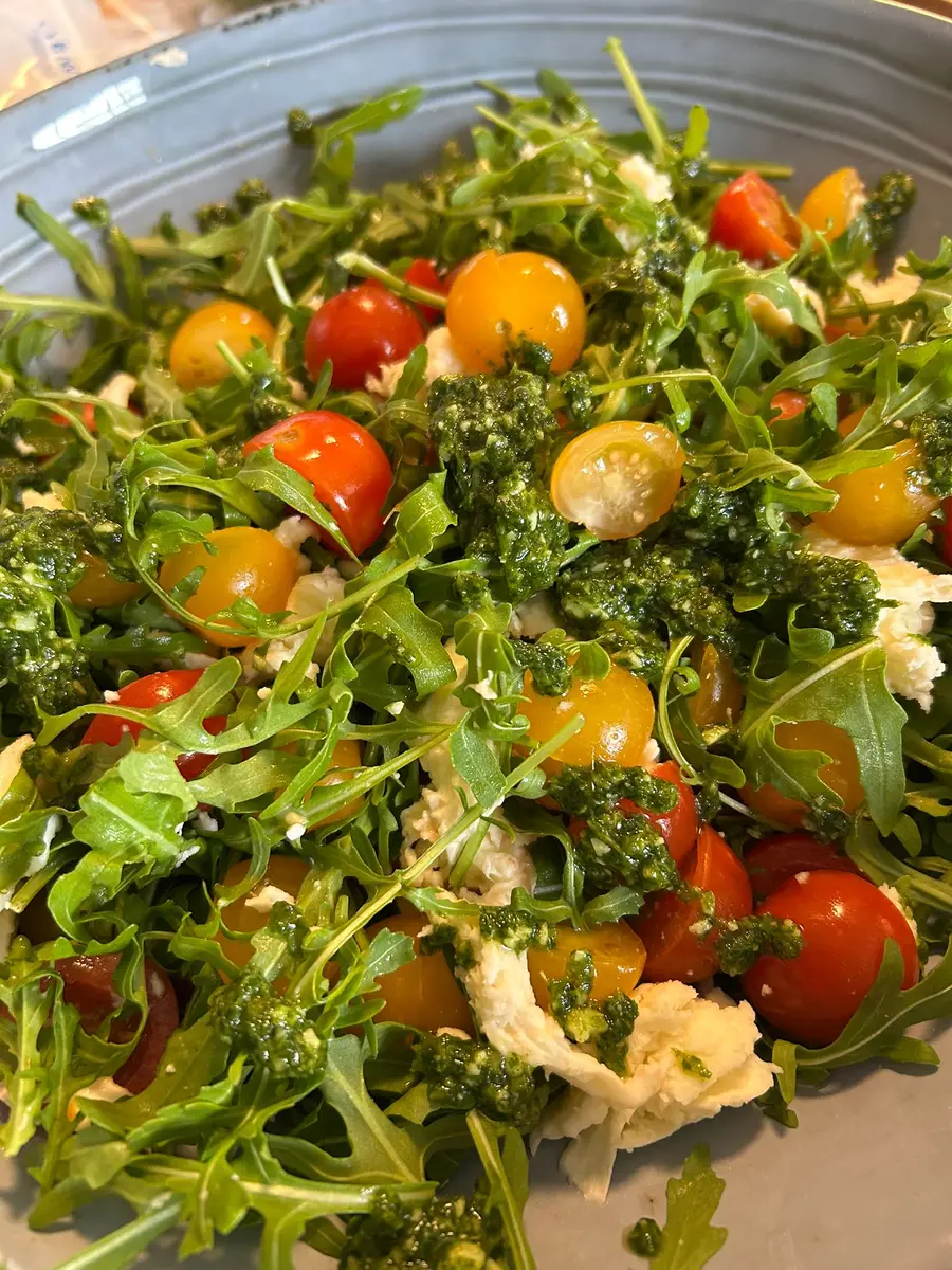 Verfijnde salade met rucola en tomaat