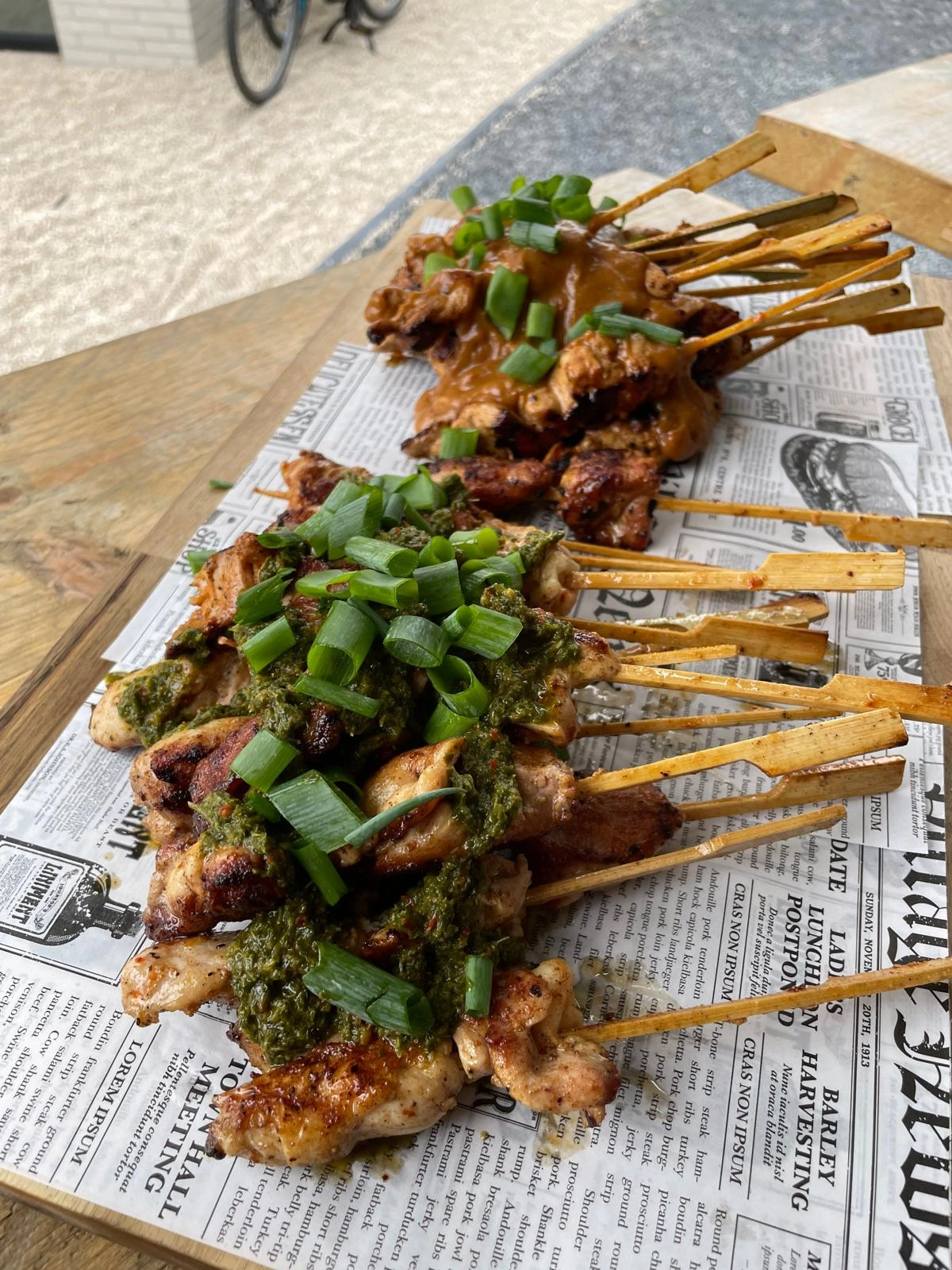 Kipsaté spiesjes met pindasaus als walking-dinnergang